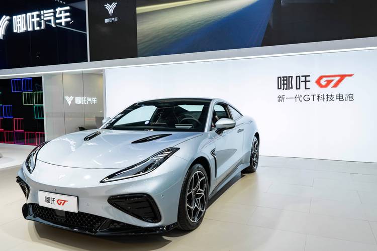 成都121哪吒汽车在智能汽车领域的表现，领途汽车在新能源汽车市场中的影响力